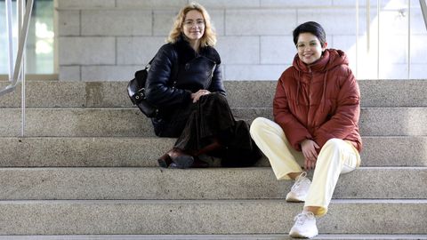 Mar�a Arag�n (esquerda) e Alma Alonso (dereita) nas escaleiras exteriores da Facultade de Ciencias da Comunicaci�nda USC.