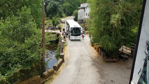 Un autob�s de turistas junto al puente de Ferramul�n