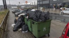Imagen de A Sionlla este lunes, con la basura desbordando contenedores y colonizando aceras