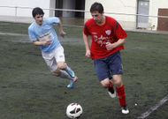 Los futbolistas de la SD Chantada muestran su fortaleza en el campo de O Sango�edo. 
