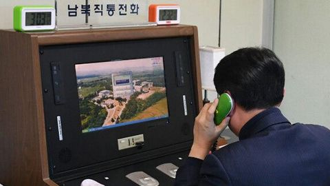n funcionario comprueba la l�nea directa intercoreana instalada en la Zona de Seguridad Conjunta en la localidad fronteriza de Panmunjom