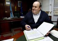 O rexedor, onte no despacho co seu �ordenador persoal�, o caderno onde o anota todo.