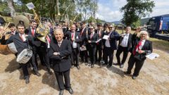 Jess Mndez, Suso de Basilio, posa con su formacin, la Eduardo Pondal, en San Fins do Castro