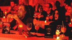 Comensales disfrutando de la cena ambientada con proyecci�n de  La Profec�a 