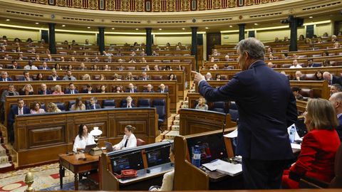 El presidente del PP, Alberto Núñez Feijoo, se dirige al presidente del Gobierno, Pedro Sánchez, durante la sesión de control al Ejecutivo.
