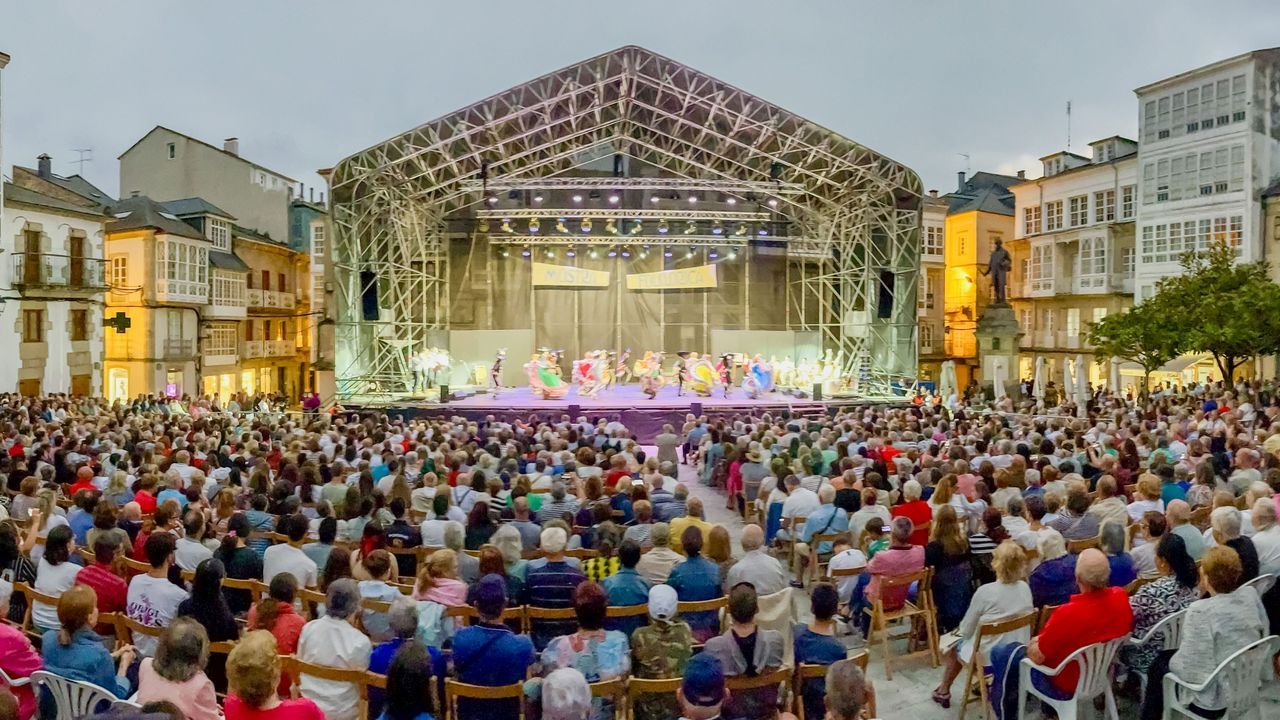 El folklore sin fronteras vuelve a brillar en Viveiro con la Mostra