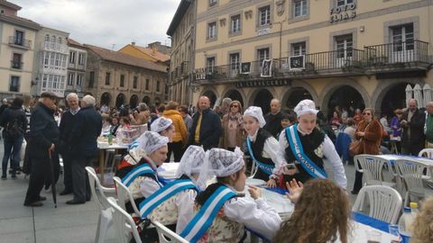 Las Xanas de las Fiestas del Bollo se dispone a comer en la calle, en Avil�s.Las Xanas de las Fiestas del Bollo se dispone a comer en la calle, en Avil�s