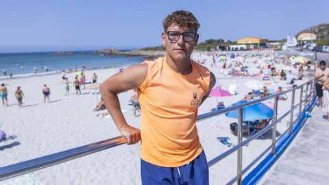 El joven socorrista Olaf Gonz�lez, ayer en la playa de Arou, donde el lunes rescat�, junto a su compa�ero Bruno Andrade, a un ba�ista.