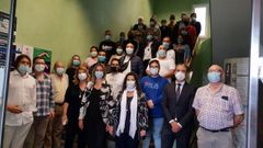 A alcaldesa de Lugo xunto aos traballadores contratados para as obras en dez barrio da cidade