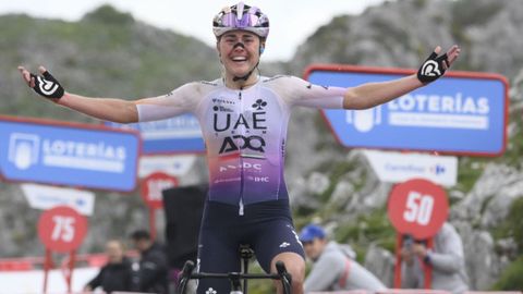La ciclista espa�ola Paula Blasi, del UAE, a su llegada a meta tras la s�ptima y �ltima etapa de la Vuelta Ciclista a Espa�a, este s�bado entre Pola de Laviana y L'Angliru, de 132 kil�metros de recorrido