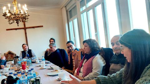 El obispo de Mondo�edo-Ferrol, Fernando Garc�a Cadi�anos, al fondo de la imagen, durante un encuentro con periodistas en la Domus ferrolana.