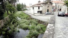 En una imagen de archivo, el r�o Sarela a su paso por la calle Calzada do Carme de Abaixo
