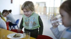 Imagen de un peque�o en el comedor de  la escuela infantil A Caracola de Novo Mesoiro, en A Coru�a