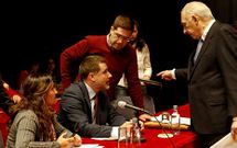 Rodr�guez Teso, Pablo Fern�ndez y Ricardo Aguilar rodean al portavoz, Jacobo Moreira, en un pleno. 