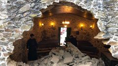 Un tractor impacta contra una capilla en Parga