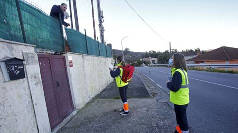 Reportaje con las enfermeras Sonia Garca y Blanca Luaces del equipo de soporte de atencin domiciliaria con base en Arcade. A veces dar con la direccion correcta en el rural es complicado 