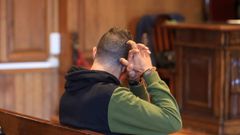 Gabriel, que est� acusado de intentar matar a su madre, Peregrina, sentado en el banquillo de los acusados en Pontevedra. 