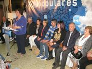 Villaverde, durante el discurso, con los miembros de la lista. 