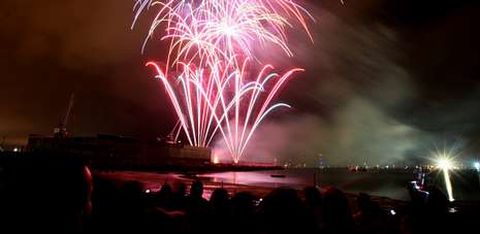 La costumbre marca que el Combate Naval de Vilagarca se celebre el sbado siguiente a la festividad central de San Roque.