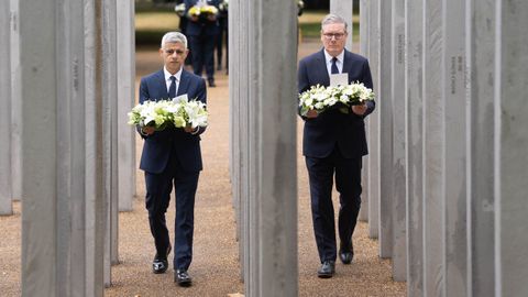 Starmer y Khan, este lunes durante la ofrenda floral en Hyde Park, Londres.