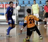 Chano trata de superar a D�dac, portero del Marfil.