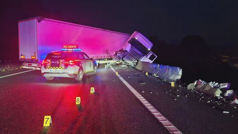La cabeza tractora del veh�culo qued� colgada sobre el viaducto y el conductor cay� al vac�o