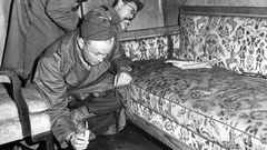 Los primeros en acceder al b�nker fueron los soldados sovi�ticos. All� se fotografiaron en el sof�   donde se suicid� Hitler