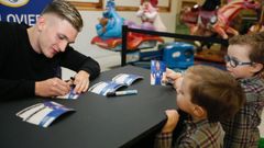 Viti firmando un aut�grafo a dos ni�os