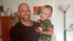 Juan José junto a su hijo Gabriel, una imagen que forma parte del libro en el que narra la experiencia de su pérdida.