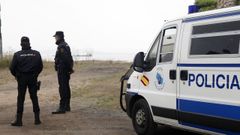 Agentes de la Polic�a Auton�mica, en un operativo en Barbanza