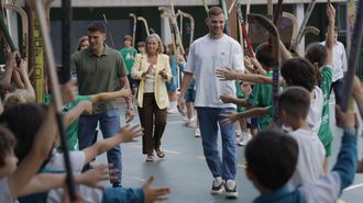 Mart&iacute;n Garaboa (izquierda) y C&eacute;sar Carballeira, con los ni&ntilde;os de la actividad de hockey del colegio Liceo La Paz.