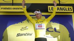 Pogacar, vestido de amarillo en el podio del Tour de Francia.