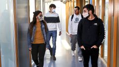 Foto de archivo de estudiantes en el campus