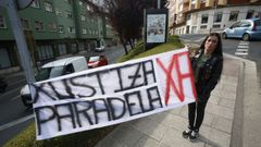 Lorena, con una pancarta reinvindicativa, en el lugar del accidente