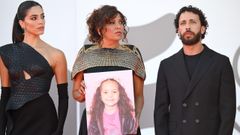La cineasta Kaouther ben Hania (en el centro) y los actores Saja Kilani y Motaz Malhees, con una foto de Hind Rajab, en el Lido.
