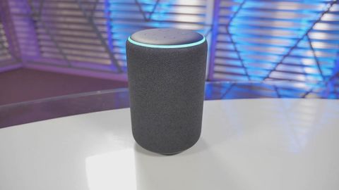 El modelo Echo Plus es el que mayor potencia de audio ofrece: woofer de 76 mm y tweeter de 20 mm