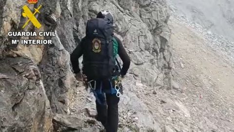 La Guardia Civil rescata a dos monta�eros en Torrecerredo