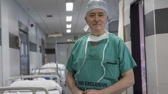 Salustiano Gonz�lez Vinagre es cirujano en la Unidad de Mama del CHUS