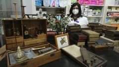 Carmen �lvarez Almod�var, con una caja de partos centenaria (a la izquierda) y los libros de registro que est� inventariando