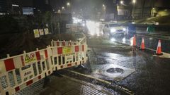 Obras de reparaci�n del hundimiento en la calle Francisco P�rez Carballo, que obligaron a modificar la v�a de acceso al Coliseum, que celebr� ayer su primer concierto tras el hundimiento.