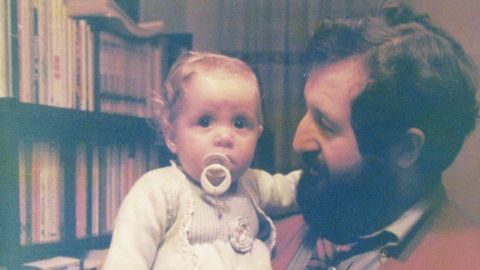 Imagen del ao 78, con una de sus hijos en brazos.