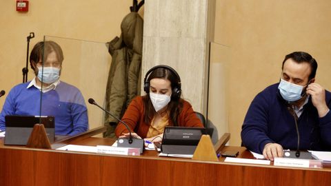 La portavoz de Marea da Vila, entre los representantes de Ciudadanos y Vilagarc�a En Com�n