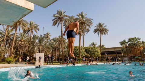 Seguidores del clrigo chi Al Sadr, este lunes, bandose en la piscina del palacio presidencial de Bagdad