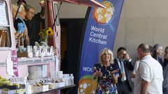 Jill Biden conversa con el chef Jos� Andr�s, durante su visita este martes al centro de acogida de refugiados ucranianos en Pozuelo.