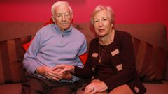 Omar Vilela junto a su mujer Lolila P�ramo en el 2021 en su casa de A Coru�a