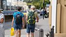 Dos turistas pasean con sus maletas por una calle del centro de A Coru�a, en una imagen de archivo.