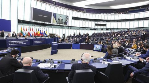 Zelenski durante su discurso a la Eurocmara durante la entrega del premio Sjarov.