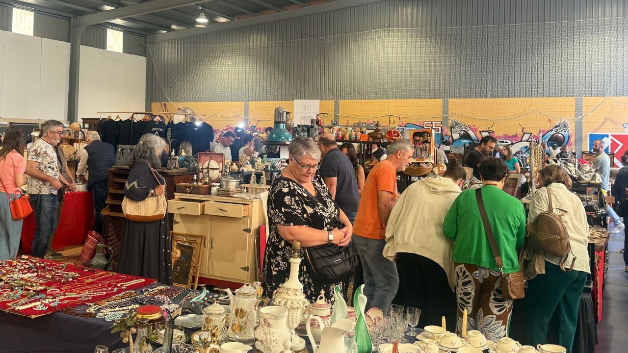 Las antigüedades suman un nuevo éxito en Narón y habrá otra feria en la próxima primavera