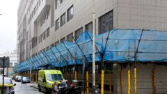 El edificio de la Agencia Tributaria lleva protegido por redes y andamios desde el 2019