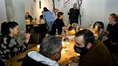 Gente con y sin mascarilla durante una cata en el restaurante Bido